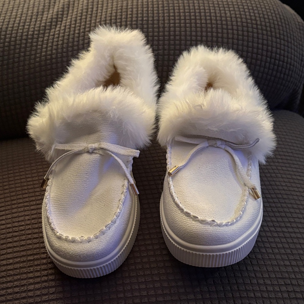 Cozy White Fur-Lined Moccasins

 *New*NEVER USED